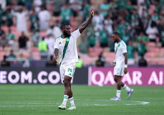 2-1！卫冕冠军涉险进亚冠4强 大半场少打1人仍逆转 成沙特联独苗